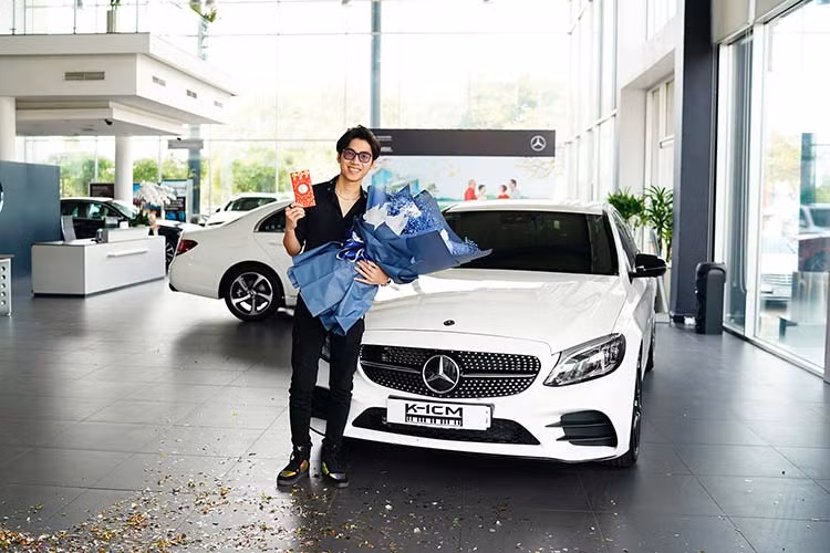 Dù được biết cùng với nam ca sĩ Jack liên tục tạo ra nhiều bài "hit" nằm trên bảng xếp hạng của Youtube. Đáng chú ý là giữa ồn ào chuyện tiền nong và công việc với Jack, K-ICM đã tậu cho mình chiếc xe sang Mercedes-Benz C300 AMG phiên bản nâng cấp mới cho năm 2020.