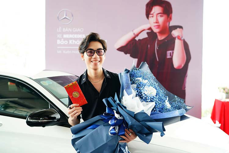 Mới đây, màn giao xe sang Mercedes-Benz C300 AMG 2020 tại đại lý Mercedes-Benz ở Tân Bình, TP HCM đã bất ngờ gây sự chú ý của cộng đồng mạng xã hội - người nhận chiếc Mercedes-Benz C300 mới này chàng ca sỹ trẻ đa năng Nguyễn Bảo Khánh có biệt danh K-ICM.
