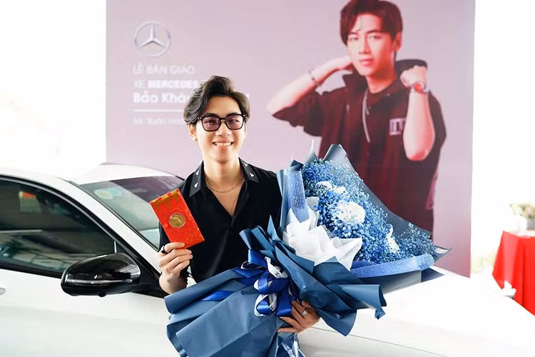 Mới đây, màn giao xe sang Mercedes-Benz C300 AMG 2020 tại đại lý Mercedes-Benz ở Tân Bình, TP HCM đã bất ngờ gây sự chú ý của cộng đồng mạng xã hội - người nhận chiếc Mercedes-Benz C300 mới này chàng ca sỹ trẻ đa năng Nguyễn Bảo Khánh có biệt danh K-ICM.