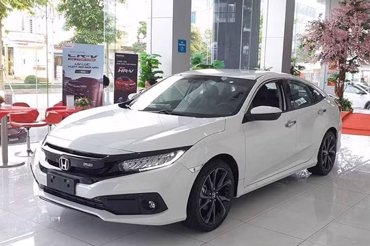 Honda Civic tai Viet Nam giam hon 100 trieu dong, sap ve xe moi?