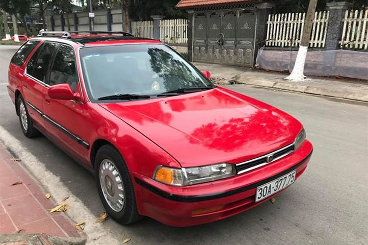 Honda Accord là dòng xe đối thủ của Toyota Camry, từng là “tượng đài” xe cao cấp ở Việt Nam trong những năm 1990-2000. Các phiên bản sau này của Accord không thành công bằng Camry tại thị trường Việt Nam. Chiếc Accord 2.2 EX-Wagon hàng nhập Mỹ đời 1992 này đang được rao bán tại Hà Nội với giá khoảng 110 triệu đồng.