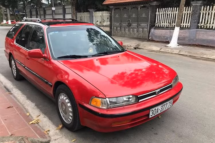 Honda Accord là dòng xe đối thủ của Toyota Camry, từng là “tượng đài” xe cao cấp ở Việt Nam trong những năm 1990-2000. Các phiên bản sau này của Accord không thành công bằng Camry tại thị trường Việt Nam. Chiếc Accord 2.2 EX-Wagon hàng nhập Mỹ đời 1992 này đang được rao bán tại Hà Nội với giá khoảng 110 triệu đồng.