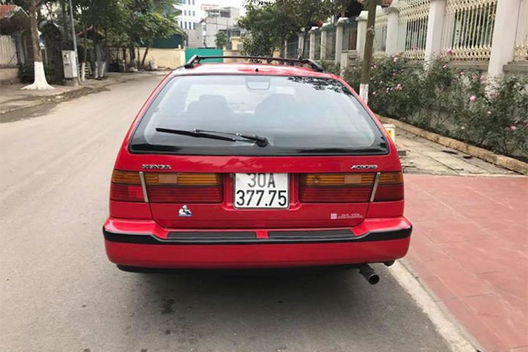 Mặc dù đã trải qua hơn 25 năm nhưng các chi tiết của mẫu xe này vẫn còn khá nguyên bản do được chủ nhân giữ gìn. Nước sơn màu đỏ ở ngoại thất và các chi tiết xe vẫn còn nguyên bản, chưa phải thay thế nhiều.