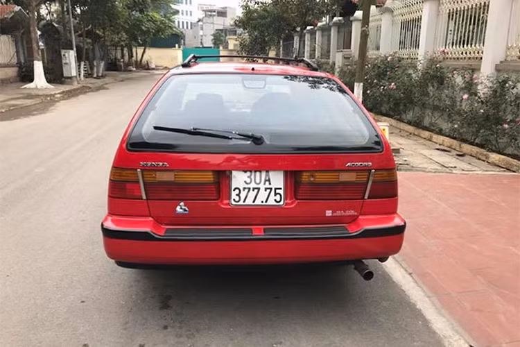 Mặc dù đã trải qua hơn 25 năm nhưng các chi tiết của mẫu xe này vẫn còn khá nguyên bản do được chủ nhân giữ gìn. Nước sơn màu đỏ ở ngoại thất và các chi tiết xe vẫn còn nguyên bản, chưa phải thay thế nhiều.