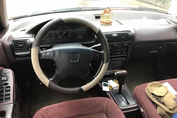 Tuy là mẫu xe cũ đã được sản xuất từ hàng chục năm trước nhưng chiếc Honda Accord này vẫn được trang bị một số tiện nghi đáng chú ý như cửa sổ trời, tính năng ga tự động Cruise Control, 4 kính chỉnh điện, gương gập điện. Chủ xe vẫn giữ được bố ghế nỉ màu đỏ nguyên bản của xe.
