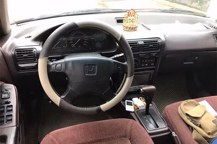 Tuy là mẫu xe cũ đã được sản xuất từ hàng chục năm trước nhưng chiếc Honda Accord này vẫn được trang bị một số tiện nghi đáng chú ý như cửa sổ trời, tính năng ga tự động Cruise Control, 4 kính chỉnh điện, gương gập điện. Chủ xe vẫn giữ được bố ghế nỉ màu đỏ nguyên bản của xe.