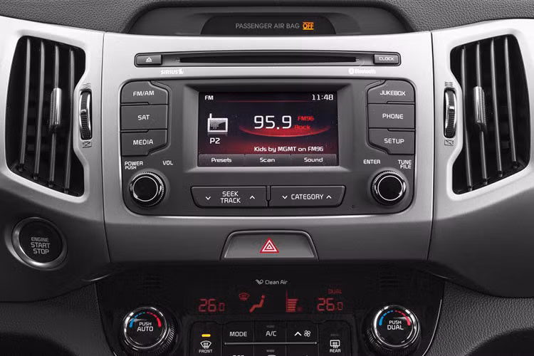 Bên cạnh đó, Kia Sportage 2019 mới cũng nhận được những nâng cấp đáng kể ở mặt công nghệ an toàn. Cụ thể, chiếc crossover này được trang bị chức năng Stop&amp;Go, cảnh báo lái xe, cảnh báo nguy cơ xảy ra va chạm, hệ thống phát hiện người đi bộ hoặc vật cản và cảnh báo điểm mù. 