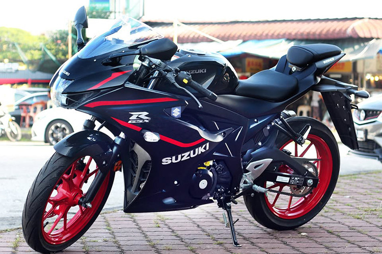  Suzuki GSX-R150 thể thao cỡ nhỏ từ lâu đã được ví như “vua lì đòn” đúng nghĩa trong phân khúcSport-bike 150cc. Trải qua gần 9 năm trên thị trường, màu xe này vẫn chưa có bất kỳ bước đổi mới lớn nào, ngoại trừ việc bổ sung những tùy chọn màu sơn mới.
