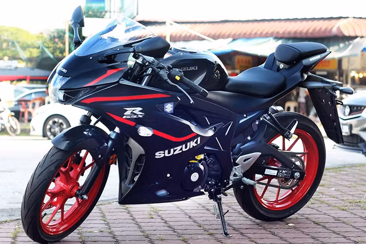  Suzuki GSX-R150 thể thao cỡ nhỏ từ lâu đã được ví như “vua lì đòn” đúng nghĩa trong phân khúcSport-bike 150cc. Trải qua gần 9 năm trên thị trường, màu xe này vẫn chưa có bất kỳ bước đổi mới lớn nào, ngoại trừ việc bổ sung những tùy chọn màu sơn mới.