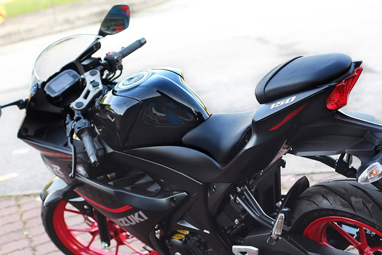 Xe được trang bị hộp số 6 cấp và truyền lực qua xích đến bánh sau. Kích thước bánh xe của GSX-R150 là 17 inch, với lốp trước 90/80 và lốp sau 130/70. Suzuki GSX-R150 nặng 135 kg với chiều cao yên là 785 mm phù hợp với thể trạng của khách hàng Đông Nam Á.