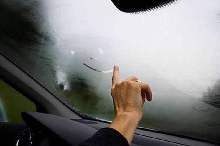 Nhoe guong khi lai xe oto troi mua xu ly nhu the nao?-Hinh-2