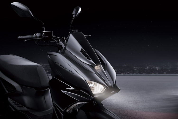 Xe sở hữu cụm đèn pha kép sử dụng công nghệ LED đảm bảo đủ sáng khi di chuyển trong điều kiện thiếu sáng, ngoài ra toàn bộ hệ thống chiếu sáng trên xe cũng được sử dụng công nghệ LED hiện đại.