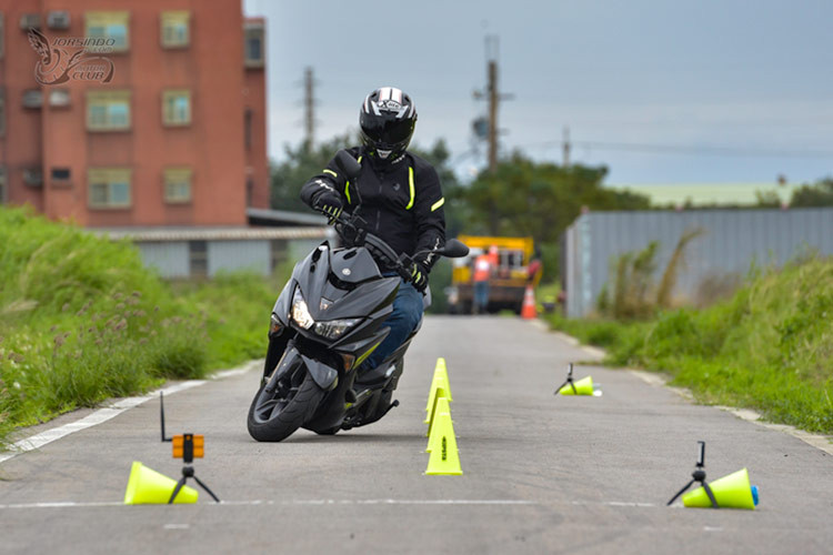 Về sức mạnh, Yamaha X Force 2024 được trang bị khối động cơ BlueCore dung tích 155,1cc, xy-lanh đơn, SOHC, làm mát bằng dung dịch, phun xăng điện tử, sản sinh công suất tối đa 15 mã lực tại 8.000 vòng/phút và mô-men xoắn 14 Nm tại 6500 vòng/phút. 