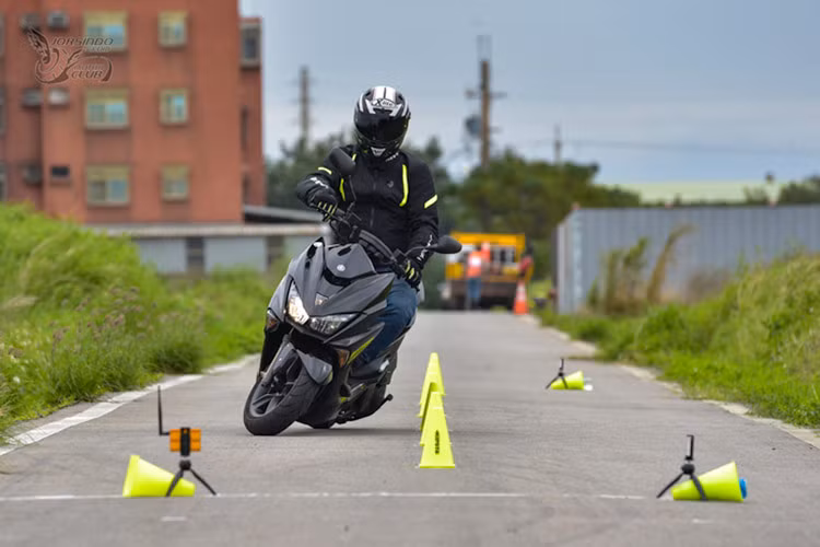 Về sức mạnh, Yamaha X Force 2024 được trang bị khối động cơ BlueCore dung tích 155,1cc, xy-lanh đơn, SOHC, làm mát bằng dung dịch, phun xăng điện tử, sản sinh công suất tối đa 15 mã lực tại 8.000 vòng/phút và mô-men xoắn 14 Nm tại 6500 vòng/phút. 