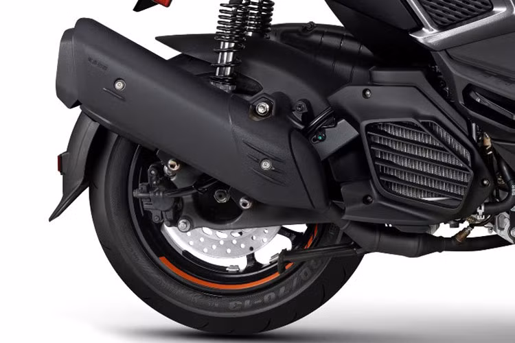 Cùng với đó, xe ga này cũng sử dụng lốp không săm kích thước trước sau là 120/70 và 130/70 đảm bảo vận hành ổn định trên các địa hình tại đường phố.