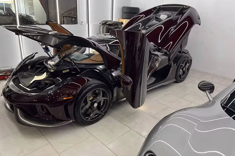 Koenigsegg Regera của Hoàng Kim Khánh có ngoại thất sơn màu đỏ carbon cùng các điểm nhấn carbon khác. Xe sở hữu nội thất bọc da cao cấp màu nâu cùng nhiều chi tiết nhôm trang trí và hệ thống đèn viền sang trọng.