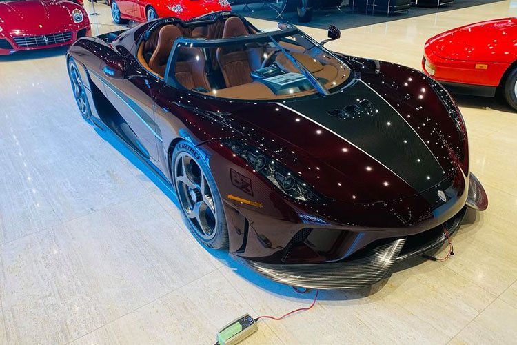 Siêu phẩm Koenigsegg Regera này đúng mang màu đỏ carbon và biển số từ nước bạn Campuchia chính là tên viết tắt của Hoàng Kim Khánh. Như vậy, sau khi đặt biển số xe McLaren Senna là tên vợ, doanh nhân quận 12 đã đưa tên mình vào biển số xe Koenigsegg Regera.
