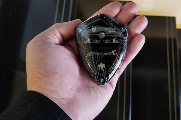 Siêu phẩm hypercar Koenigsegg Regera của Hoàng Kim Khánh có khả năng tăng tốc từ vị trí xuất phát lên 100 km/h chỉ trong thời gian 2,8 giây trước khi đạt vận tốc tối đa 400 km/h. Xe sử dụng cơ cấu truyền động trực tiếp Direct Drive thay vì hộp số như quen thuộc.