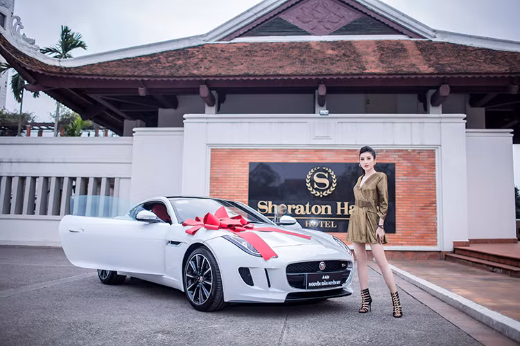  Jaguar F-Type Coupé mới là mẫu xe thể thao hiệu suất cao, thực dụng, khả năng xử lý linh hoạt, chính xác và khả năng vận hành mạnh mẽ. F TYPE luôn trong tư thế sẵn sàng chồm lên phía trước. Những đường nét uyển chuyển, đầy lôi cuốn tạo vẻ cơ bắp cho chiếc xe. Phiên bản được Á hậu Huyền My quyết định chọn mua là phiên bản động cơ xăng 3.0L V6 công suất 380PS và mô-men xoắn cực đại 460Nm.
