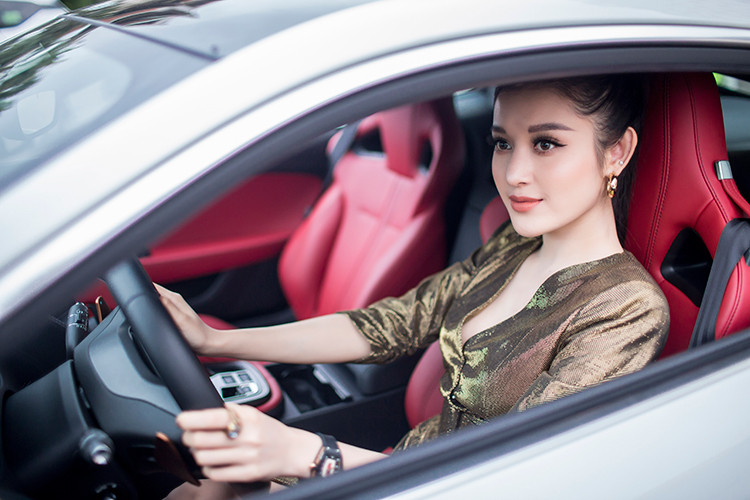 Thiết kế trên Jaguar F-Type R của Huyền My được nhiều người đánh giá đẹp mắt và tinh tế giống như những chiếc sedan "báo gấm" cao cấp. Lưới tản nhiệt hình tổ ong được chia thành 2 phần riêng biệt, cạnh bên là hai mang thoát khí. Đèn pha trước dạng bi-xenon cùng dãy đèn LED được thiết kế sắc sảo.