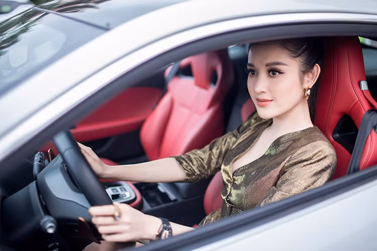 Thiết kế trên Jaguar F-Type R của Huyền My được nhiều người đánh giá đẹp mắt và tinh tế giống như những chiếc sedan "báo gấm" cao cấp. Lưới tản nhiệt hình tổ ong được chia thành 2 phần riêng biệt, cạnh bên là hai mang thoát khí. Đèn pha trước dạng bi-xenon cùng dãy đèn LED được thiết kế sắc sảo.