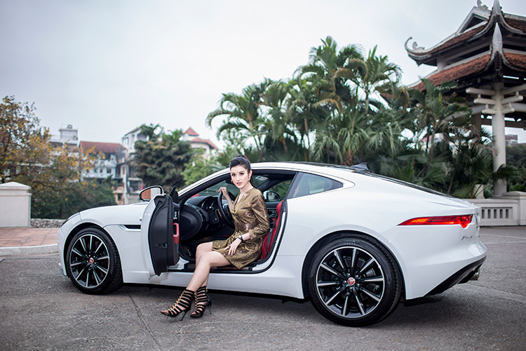 Á hậu Huyền My chia sẻ “Tôi bị ấn tượng và hấp dẫn bởi những gì độc đáo, mới lạ và đa phong cách nhưng vẫn có sự đặc trưng trong đó. Bản thân tôi là người mạnh mẽ, luôn hướng tới một hình tượng trẻ trung, năng động, thông minh, cá tính và luôn làm mới mình. Jaguar F-Type đã gây ấn tượng mạnh đối với tôi bởi ngôn ngữ thiết kế, vẻ thanh thoát, sang trọng từ ngoại thất cho đến nội thất". 