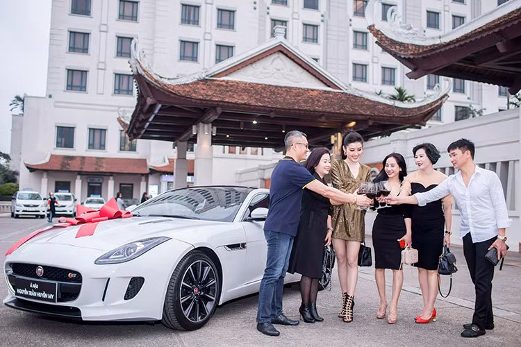 Mức giá xe Jaguar F-Type Coupé chính hãng tại thị tường Việt Nam đang bán a khoang 6 tỷ đồng. Các mẫu xe của Jaguar khi được bán ra đều đi kèm với 3 năm bảo hành hoặc 100,000km đầu tiên (tùy điều kiện nào đến trước), gói bảo dưỡng 5 năm và cơ hội mua gói gia hạn bảo hành lên đến 2 năm.