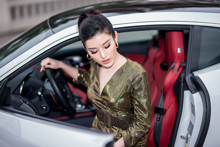 "Sự độc đáo mang cá tính riêng đến từ thương hiệu xe thể thao lớn nhất Anh Quốc, sự phù hợp với mọi phong cách thời trang cho những sự kiện khác nhau từ công việc đến giải trí. Tôi khá hài lòng với quyết định của mình khi chọn F-Type là chiếc xe đồng hành với tôi trong mọi hoạt động của cuộc sống. Tôi cũng muốn đặc biệt cảm ơn Royal Auto Hà Nội đã hợp tác và hỗ trợ tôi rất nhiều để tôi có thể đưa ra quyết định chọn chiếc F-Type này”, Huyền My cho biết thêm.