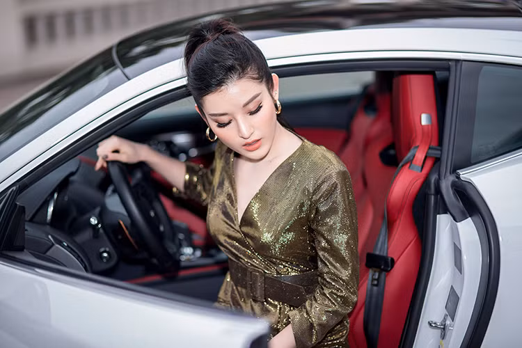 "Sự độc đáo mang cá tính riêng đến từ thương hiệu xe thể thao lớn nhất Anh Quốc, sự phù hợp với mọi phong cách thời trang cho những sự kiện khác nhau từ công việc đến giải trí. Tôi khá hài lòng với quyết định của mình khi chọn F-Type là chiếc xe đồng hành với tôi trong mọi hoạt động của cuộc sống. Tôi cũng muốn đặc biệt cảm ơn Royal Auto Hà Nội đã hợp tác và hỗ trợ tôi rất nhiều để tôi có thể đưa ra quyết định chọn chiếc F-Type này”, Huyền My cho biết thêm.