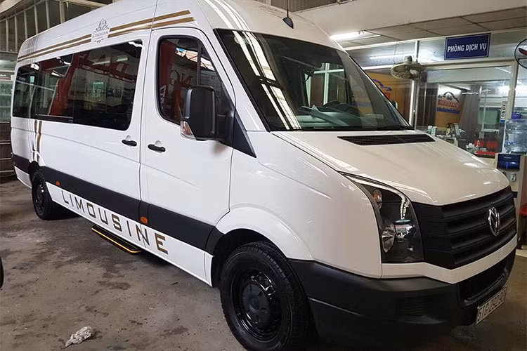Nhìn chung, phần ngoại thất của chiếc xe van nhà Volkswagen không có gì nổi bật ngoài màu sơn trắng, bộ vành đen và dòng chữ limousine gắn bên hông. Nếu không bước vào trong khoang cabin sẽ không biết được chiếc "xe khách" này xa xỉ đến mức nào.