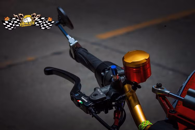 Dàn tay nguyên bản được loại bỏ, thay thế nó nổi bật với cùm tay thắng Brembo RCS, bình dầu CNC Racing