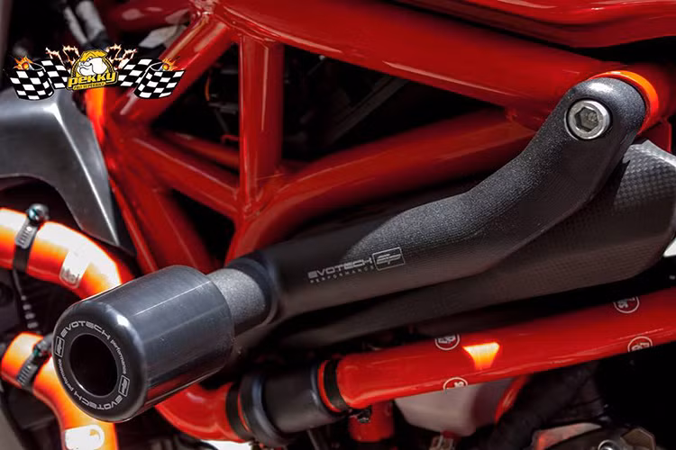 Cặp chống đổ hàng hiệu EvoTech cũng xuất hiện trên xe.