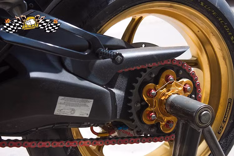 Heo Brembo Billet phía sau, nổi bật với bộ đĩa STM + sên RK cực đỉnh.