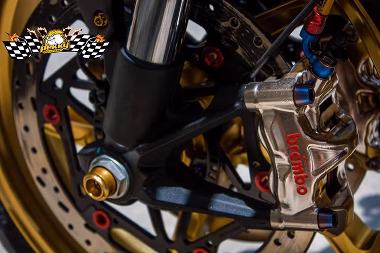 Một loạt đồ chơi hàng hiệu được trang bị cho dàn chân cùng cặp heo Brembo GP4-RX + đĩa BrakeTech.