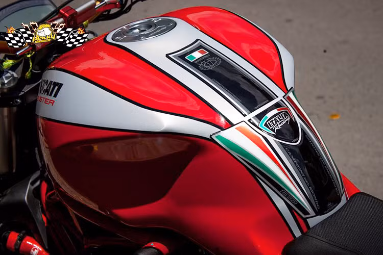 Ở phần bình xăng của xe, nó được trang trí bằng loạt tem với thương hiệu, cờ Italia được đính kèm, bên cạnh đó nó còn được phối thêm màu đen và trắng kết hợp màu đỏ nguyên bản cực đẹp.