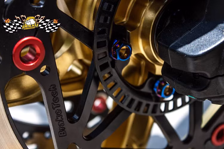 Đĩa phanh hàng hiệu BrakeTech hàng hiệu xuất hiện bên cạnh bộ chống bó cứng ABS.