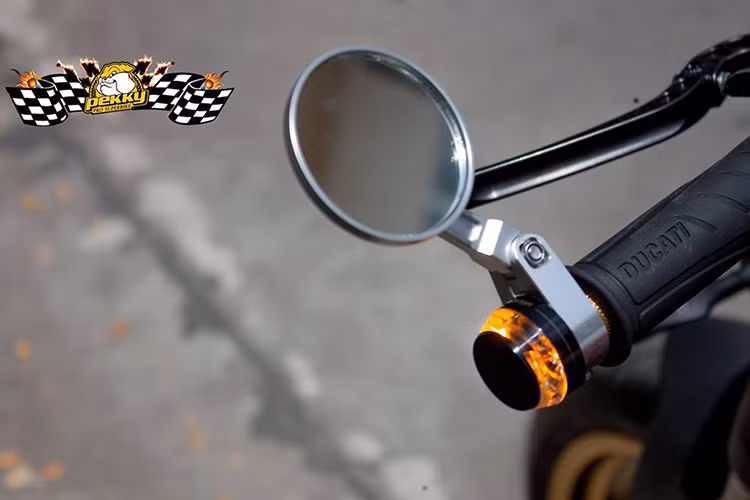 Gương nguyên bản cũng được loại bỏ và thay vào đó là gương dạng gù.