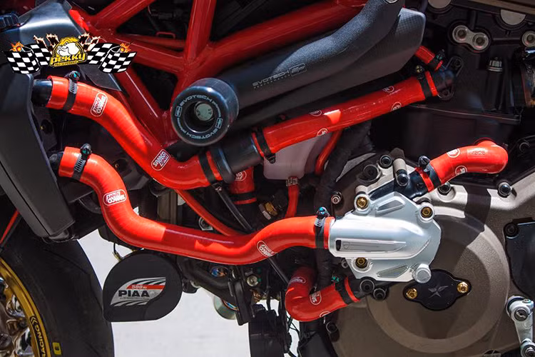 Nổi bật cùng màu đỏ đặc trưng của Ducati là những ống dây tản nhiệt hiệu Samco Sport được trang bị.