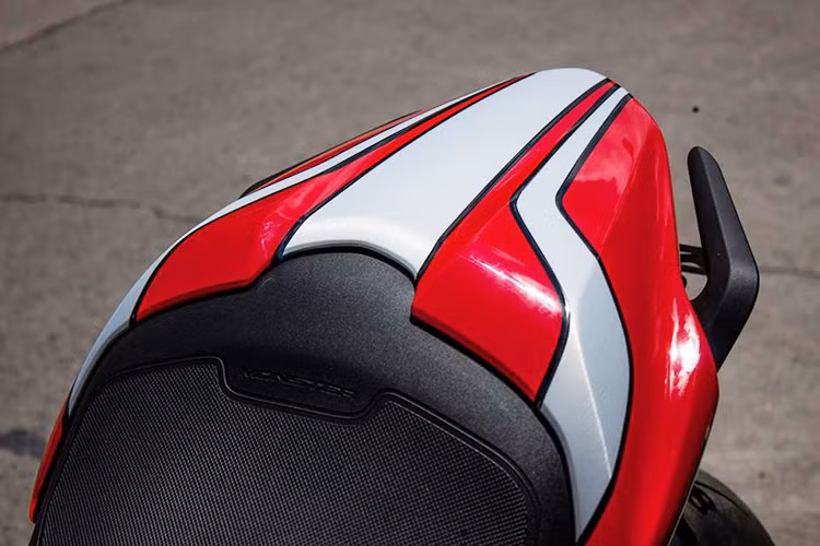 Ốp đuôi sau được thiết kế thể thao, sáng tạo cho phù hợp với thiết kế màu của bình xăng và phần đầu xe.