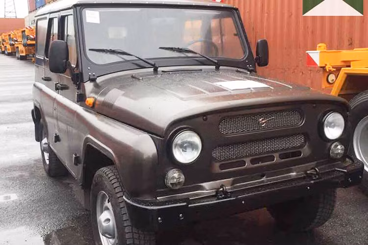 UAZ Hunter có chiều dài 4.100 mm, rộng 1.730 mm, cao 2.025 mm, chiều dài cơ sở 2.380 mm và chiều cao gầm 210 mm. Tương tự như bản máy xăng - ngoại thất và nội thất của xe vẫn cực kỳ tối giản và không có nhiều nâng cấp so với những chiếc 469 trước đây từng gắn liền với người Việt Nam. Có lẽ chiếc xe này chỉ tập trung vào tính năng off-road.