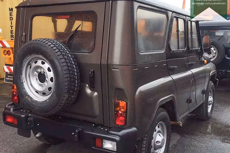 Phần đuôi xe với thiết kế vuông vức không hề thay đổi đi kèm lốp dự phòng phía sau. Cụm đèn hậu phía sau của xe vẫn mang phong cách thiết kế của những dòng xe cũ dạng to bản hình trụ đứng ôm sát vào phần thân của xe nhưng hạ thấp. Cản sau thiết kế bằng kim loại mạnh mẽ.