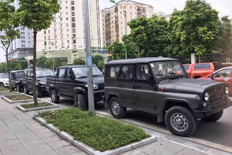 Tại thị trường Nga - UAZ Hunter diesel 2017 có giá khoảng 15.000 USD cho bản tiêu chuẩn. Sau khi về đến thị trường Việt Nam, mặc dù chưa đưa ra mức giá cụ thể nhưng theo một số nguồn tin cho PV báo điện tử Kiến Thức, xe có giá không quá 500 triệu đồng. Như vậy phiên bản máy dầu này sẽ đắt hơn bán máy xăng đang bán tại Hà Nộivài chục triệu đồng.