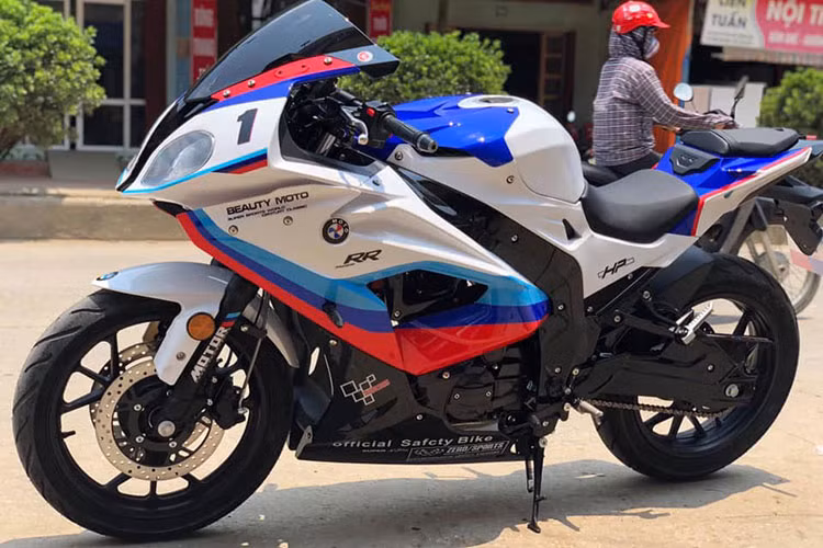 Mới đây, một người chơi xe tại Lạng Sơn vừa đăng bài bán một chiếc BMW S1000RR siêu rẻ trên mạng xã hội với giá chỉ 30 triệu đồng và thu hút được nhiều bình luận quan tâm. Trên thực tế, chiếc xe được rao bán là một mẫu môtô Trung Quốc sao chép kiểu dáng và ngoại hình của siêu môtô BMW S1000RR.