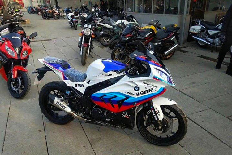 Về mặt trang bị, chiếc Beauty Moto có trang bị đèn pha dạng bi cầu và đèn dịnh vị màu sắc rất sặc sỡ, mang đậm phong cách các mẫu xe nhái của Trung Quốc. Hệ thống treo của xe gồm cặp phuộc ống lồng phía trước và giảm xóc lò xo trụ đơn phía sau. Phanh đĩa đôi ở trước và đĩa đơn phía sau là trang bị tiêu chuẩn của xe.