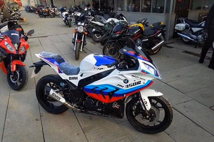 Về mặt trang bị, chiếc Beauty Moto có trang bị đèn pha dạng bi cầu và đèn dịnh vị màu sắc rất sặc sỡ, mang đậm phong cách các mẫu xe nhái của Trung Quốc. Hệ thống treo của xe gồm cặp phuộc ống lồng phía trước và giảm xóc lò xo trụ đơn phía sau. Phanh đĩa đôi ở trước và đĩa đơn phía sau là trang bị tiêu chuẩn của xe.