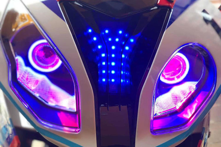 Không chỉ nhái thiết kế mà chiếc Beauty Moto nhái BMW còn có dàn áo Trắng Xanh Đỏ giống như nguyên mẫu S1000RR của hãng xe Đức.