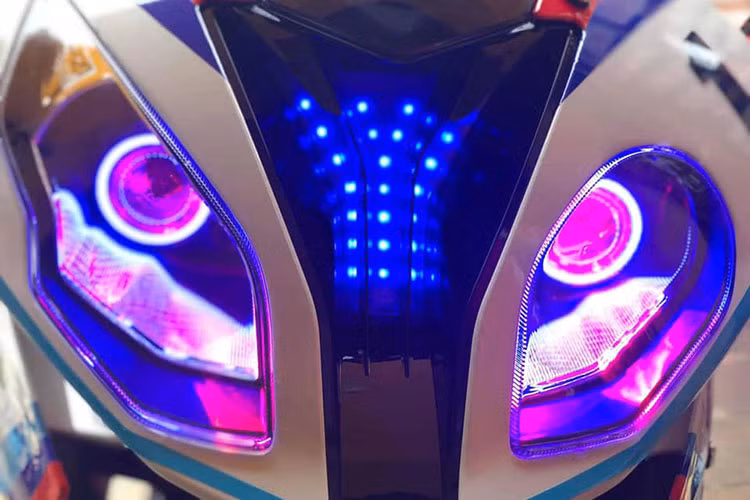 Không chỉ nhái thiết kế mà chiếc Beauty Moto nhái BMW còn có dàn áo Trắng Xanh Đỏ giống như nguyên mẫu S1000RR của hãng xe Đức.