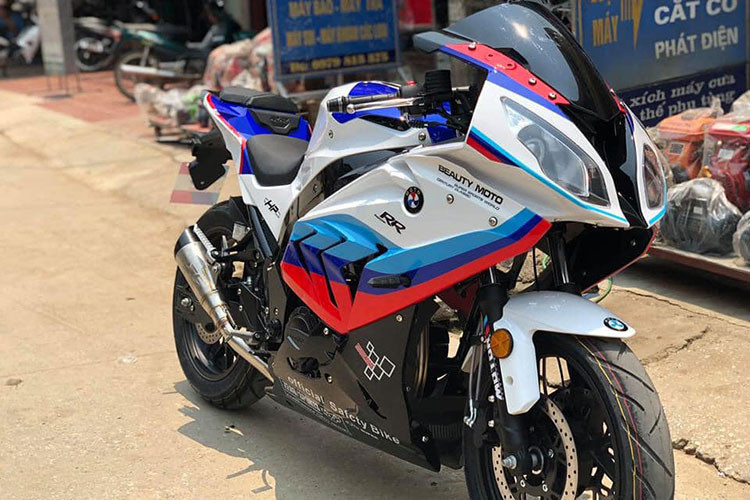 Trên yếm và ốp thân xe còn có các biểu tượng quen thuộc của chiếc xe BMW S1000RR hàng nhái còn có ký hiệu RR hay HP, thể hiển phiên bản hiệu năng cao. Thay thế cho logo cánh quạt 4 cánh xứ Bavaria là cánh quạt 3 cánh màu sắc, nếu không nhìn kỹ thì rất dễ nhầm lẫn đây là một chiếc S1000RR thực thụ.