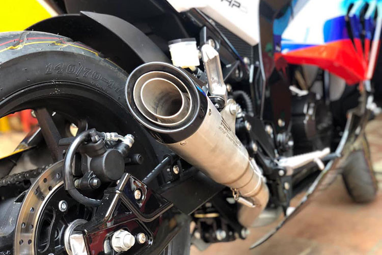 Phải nói rằng đây là bản sao hoàn hảo nhất của BMW S1000RR của các thương hiệu xe Trung Quốc từ trước đến nay, thậm chí ống xả SC Project cũng là sản phẩm nhái. Về động cơ, chủ xe cho không đăng tải chi tiết hiệu năng động cơ của xe, chỉ biết rằng xe trang bị động cơ 200cc, đi kèm hộp số 6 cấp.