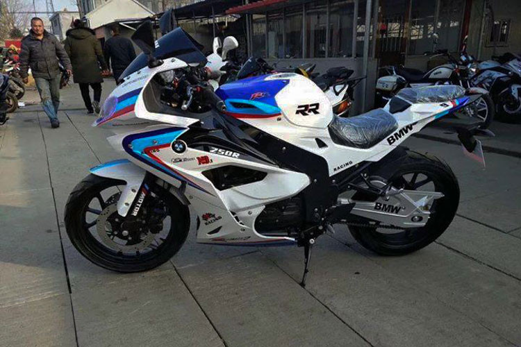 Tay lái của xe cung là dạng clip-on thể thao như cũng được làm nhái, nhưng được bố trí cao nên tư thế ngồi sẽ không được chồm hẳn như nguyên bản S1000RR của BMW. Sau khi đăng bài rao bán mẫu xe này, nhiều người dùng xe đã bình luận và tỏ ra quan tâm đến mẫu xe này. Trong khi đó số khác lại nhận ra ngay đây là sản phẩm nhái S1000RR do thương hiệu môtô Trung Quốc thực hiện.